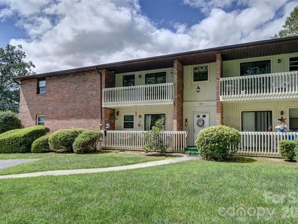 103 Oakwood Place, Unit 3, Hendersonville, NC 28792