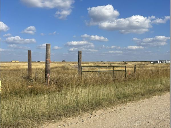 10 County Road 101, Floresville, TX 78114