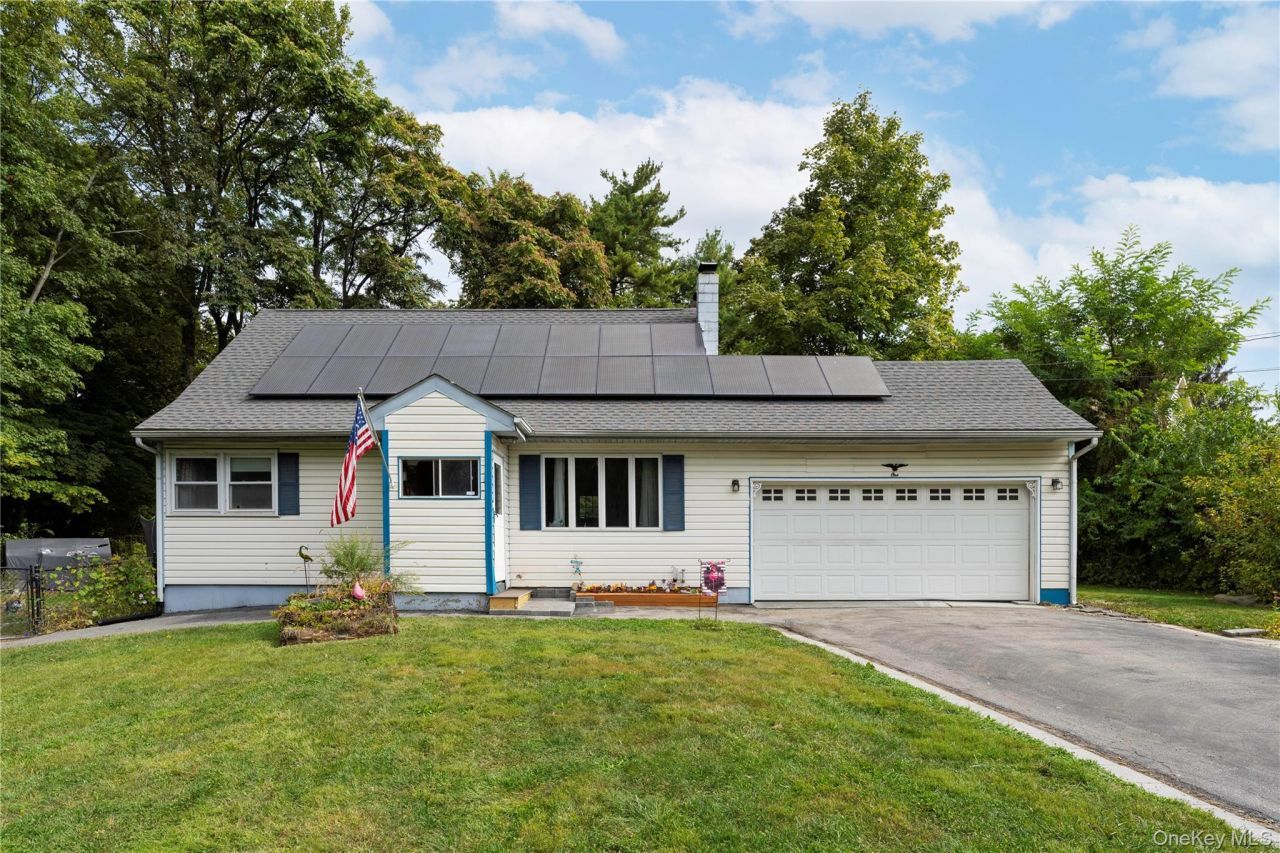 1 Essex Road, Poughkeepsie, NY 12601 Main Photo