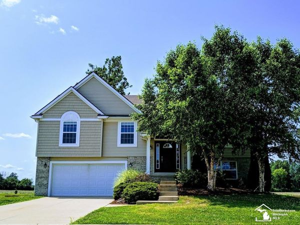 1032 Plum Grove Drive, Monroe, MI 48161