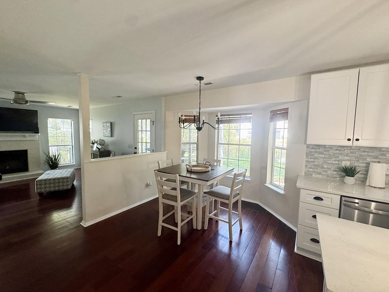 1901 Oak Tree Lane Photo 10