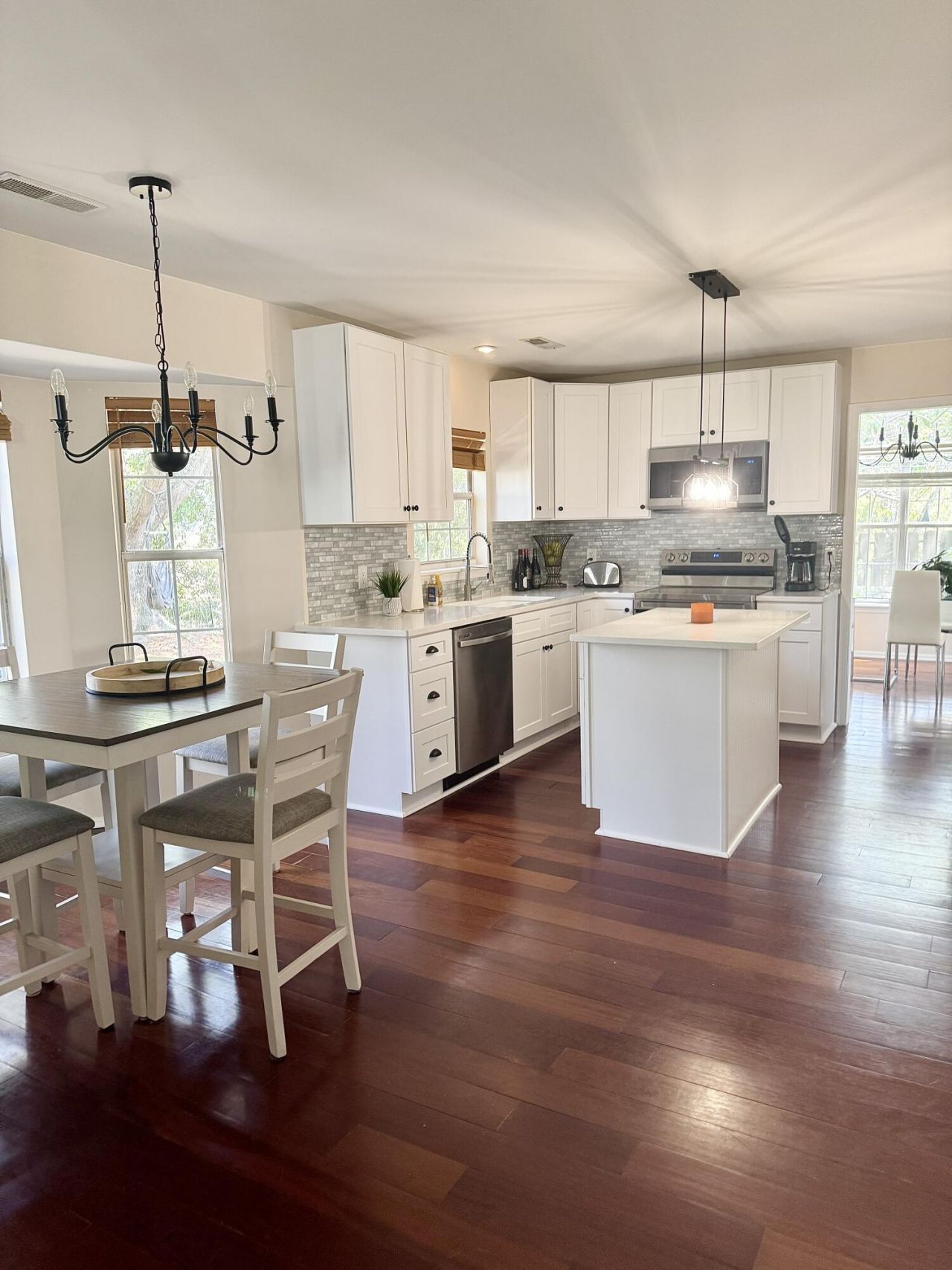 1901 Oak Tree Lane Photo 11