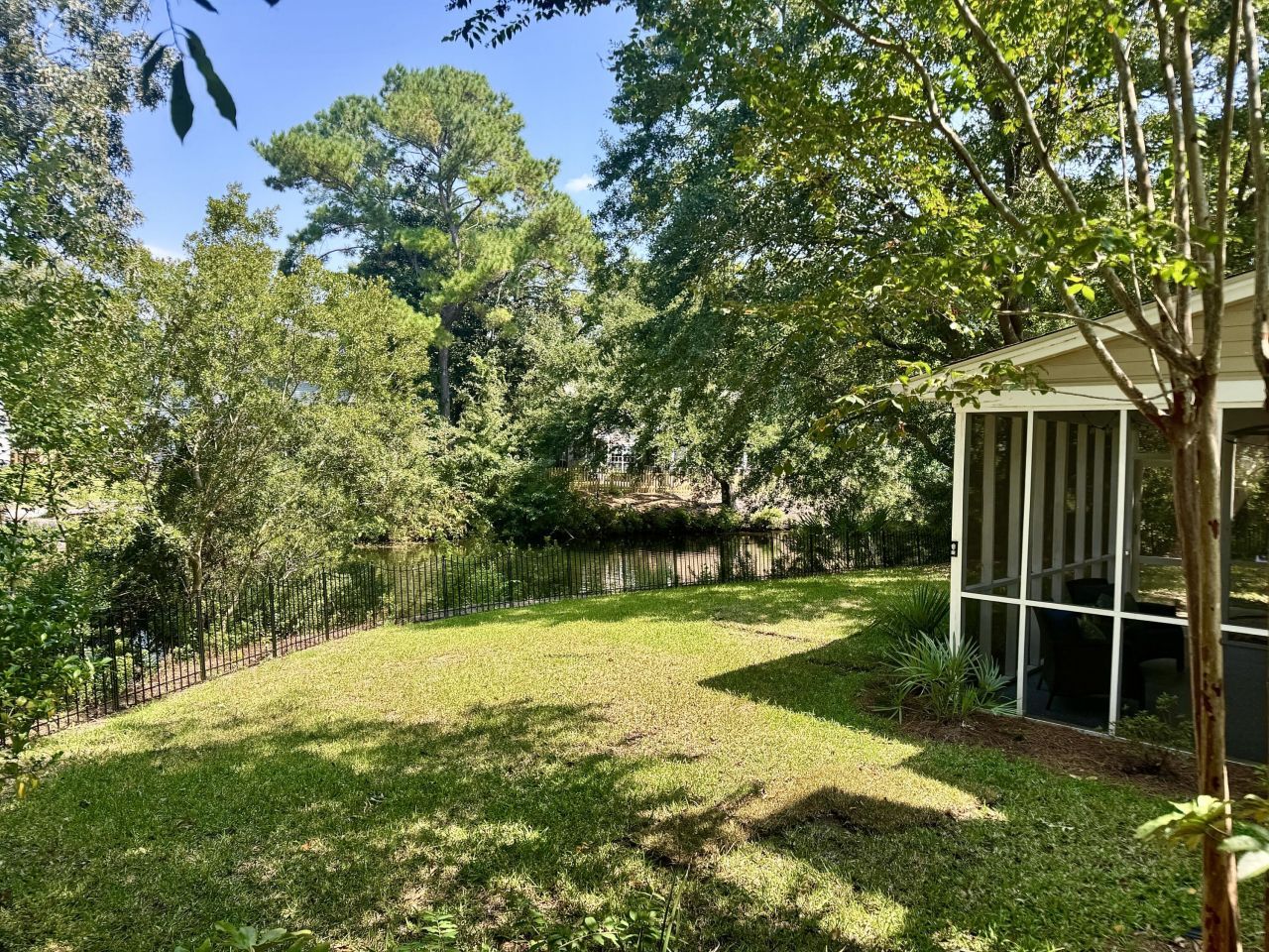 1901 Oak Tree Lane Photo 19