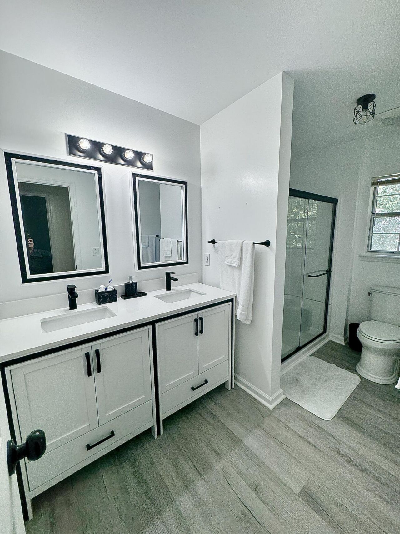 1901 Oak Tree Lane Photo 23