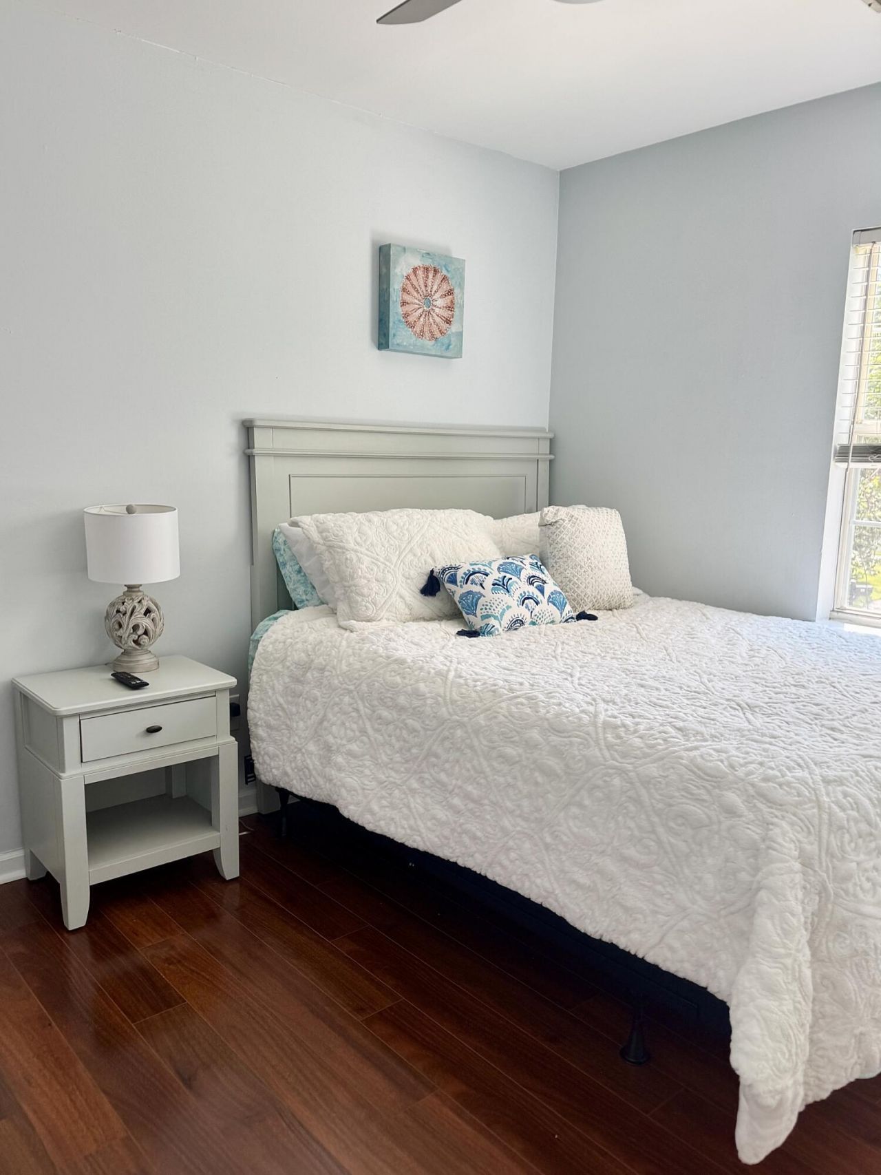 1901 Oak Tree Lane Photo 24