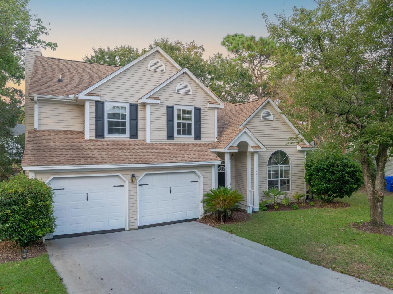 1901 Oak Tree Lane Photo 3