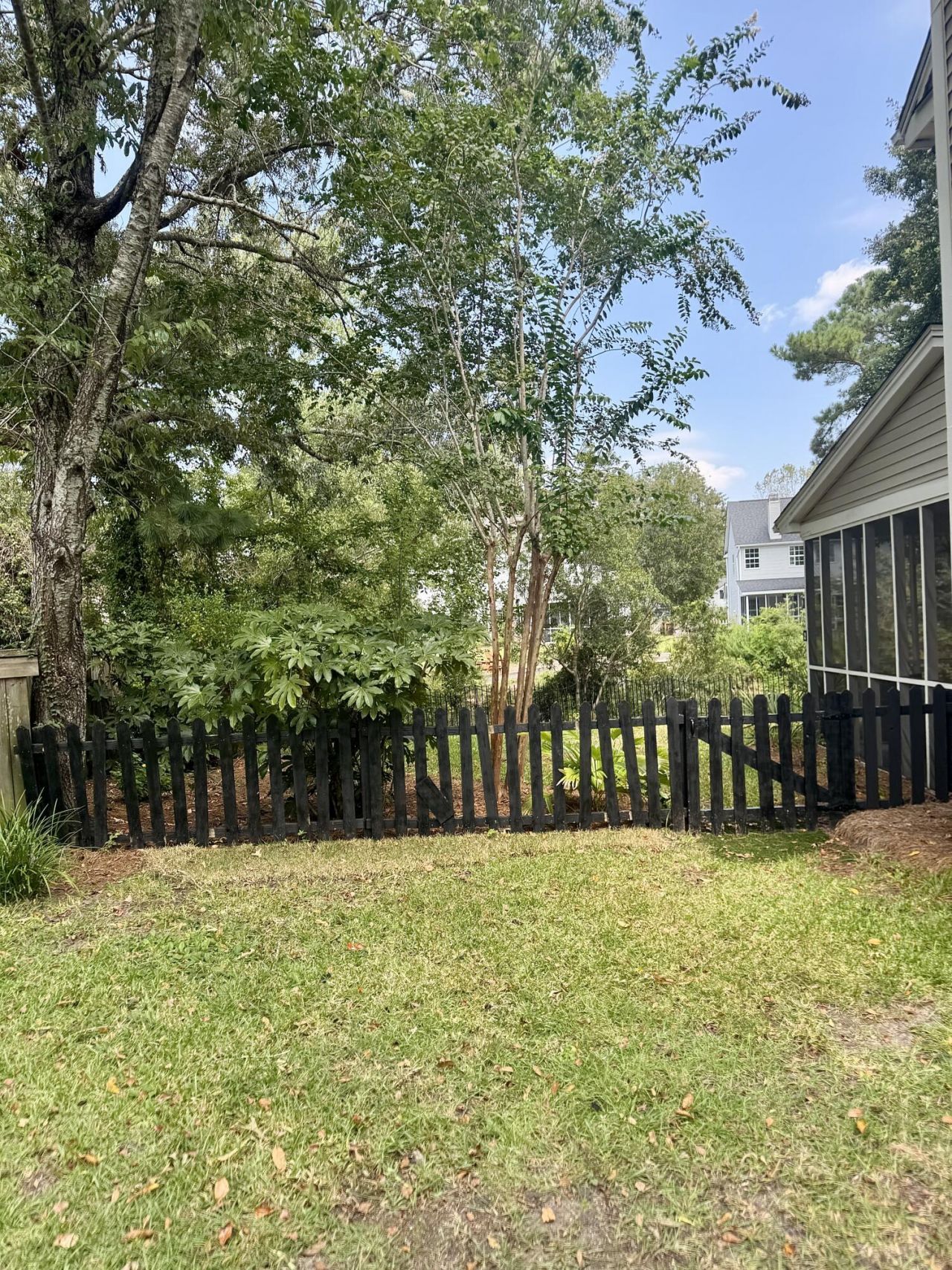 1901 Oak Tree Lane Photo 36