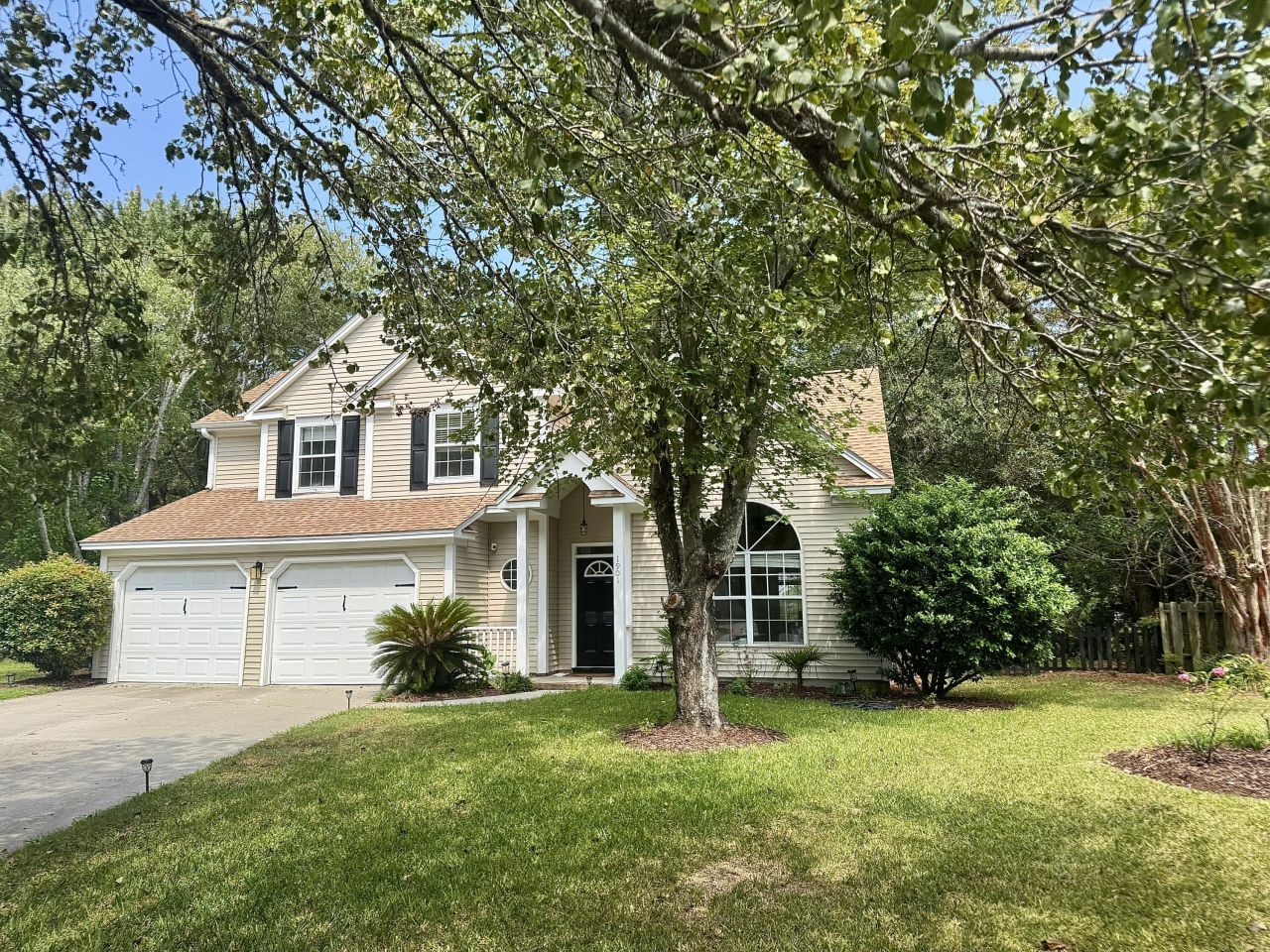 1901 Oak Tree Lane Photo 6