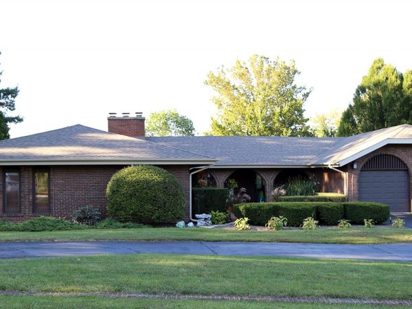 5 Lagoon Drive, Hawthorn Woods, IL 60047