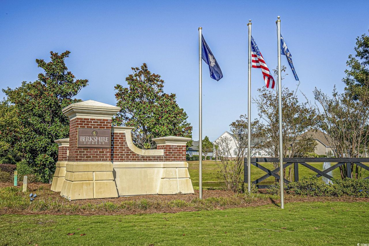 208 Castle Dr. Photo 32