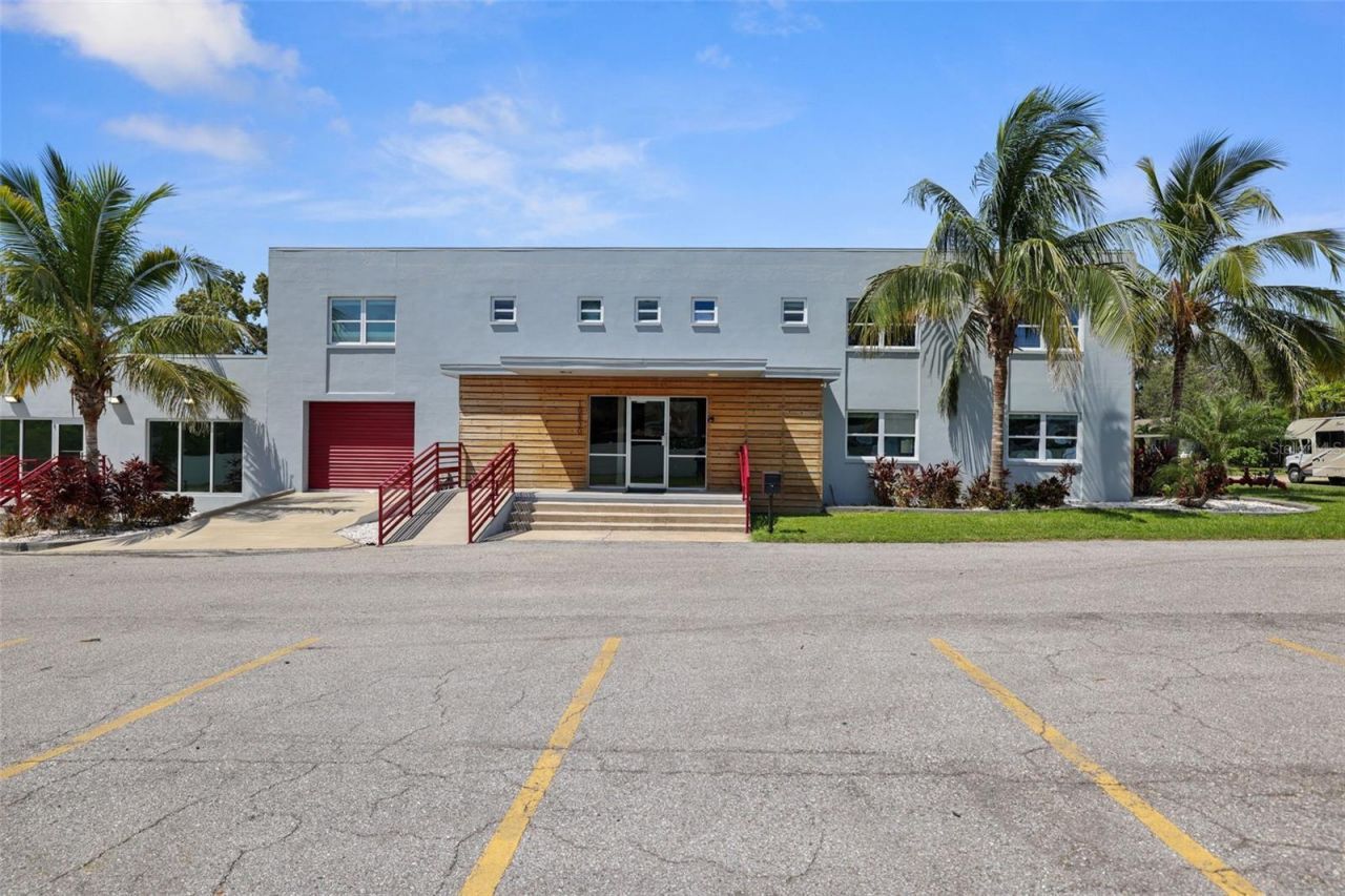 10830 Navajo Drive, Saint Petersburg, FL 33708 Main Photo