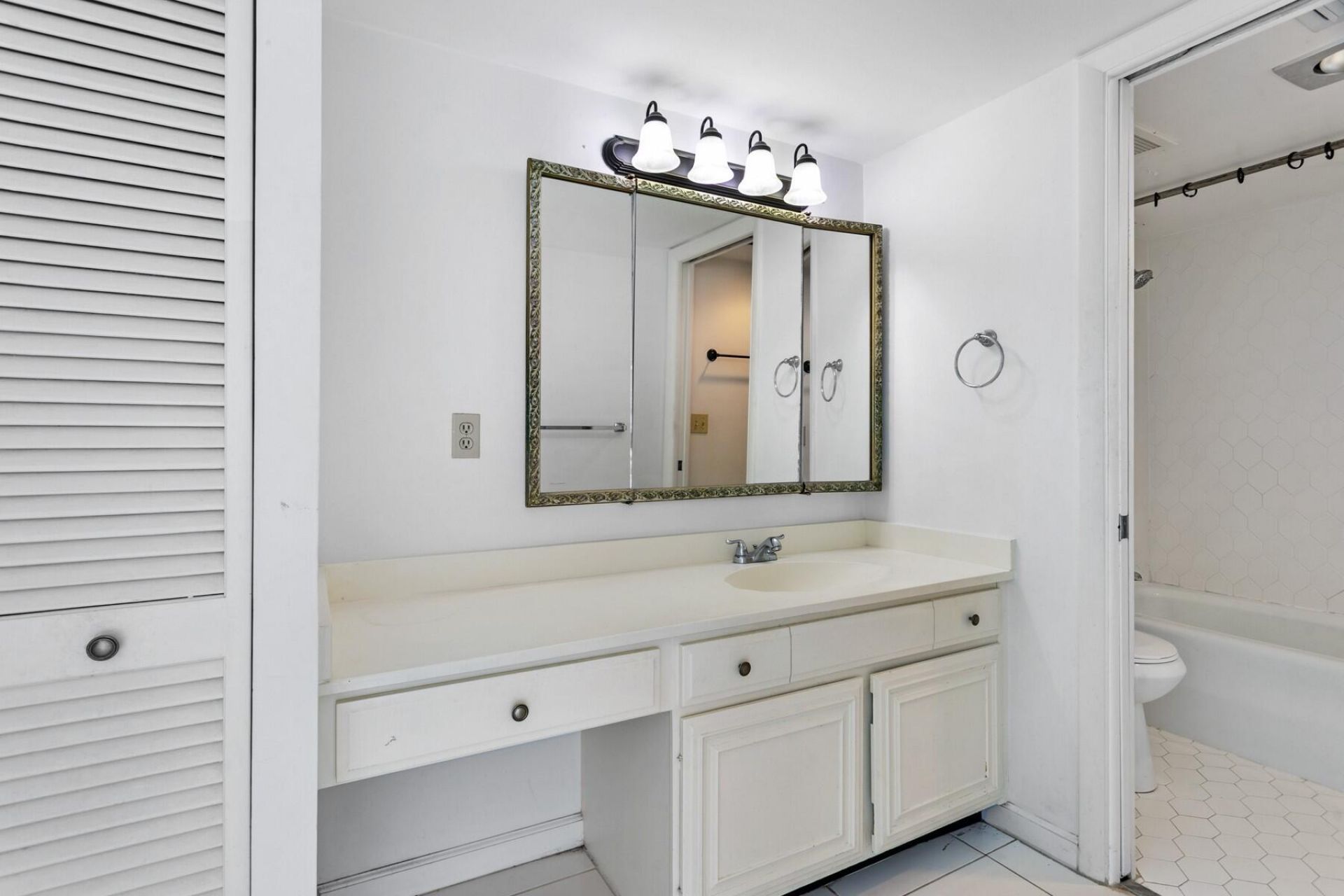 2425 Presidential Way, Unit 1703, West Palm Beach, FL 33401 Photo