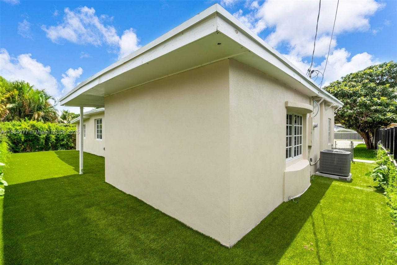 323 NW 104th Ter, Miami, FL 33150 Photo