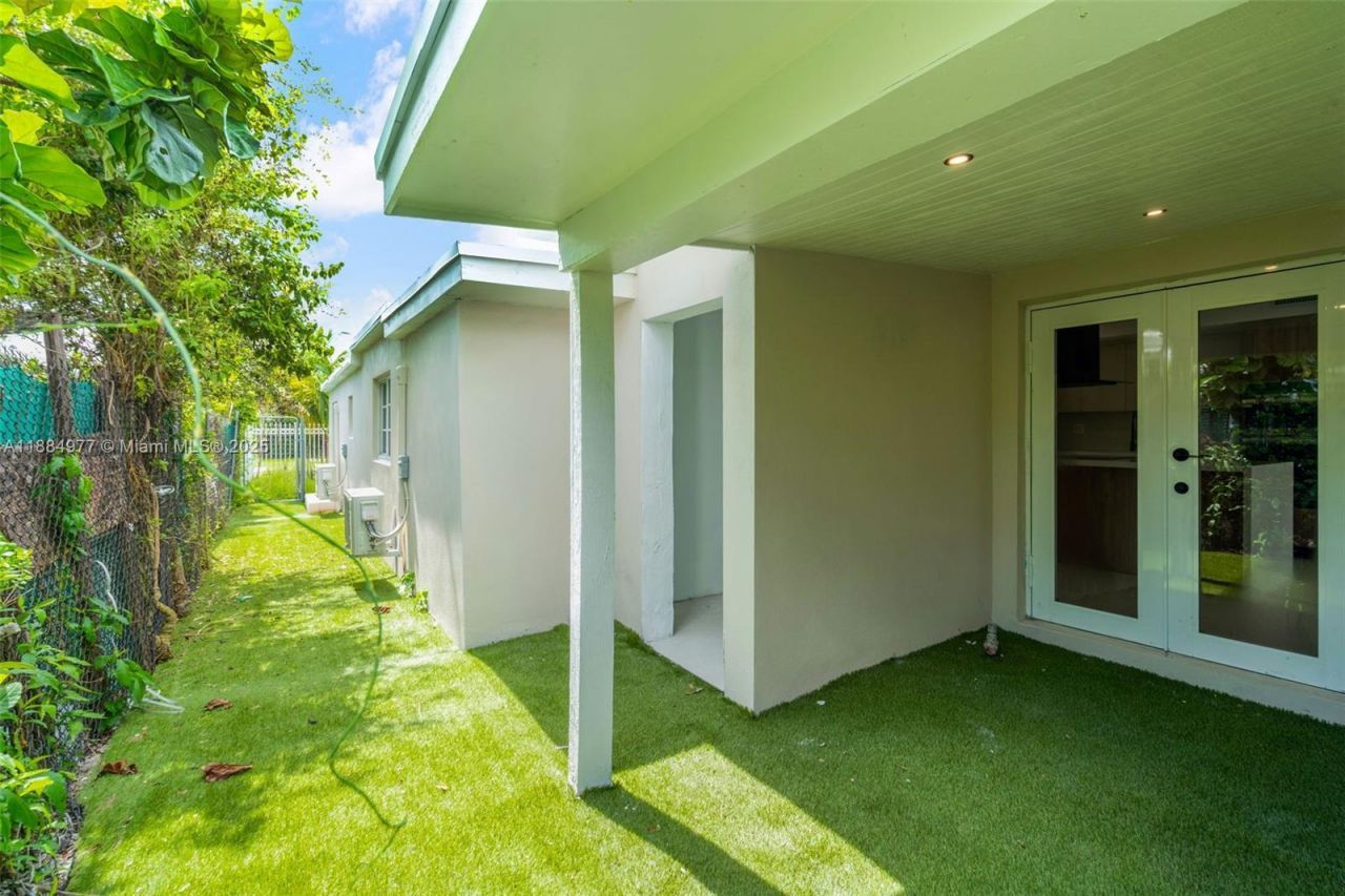 323 NW 104th Ter, Miami, FL 33150 Photo