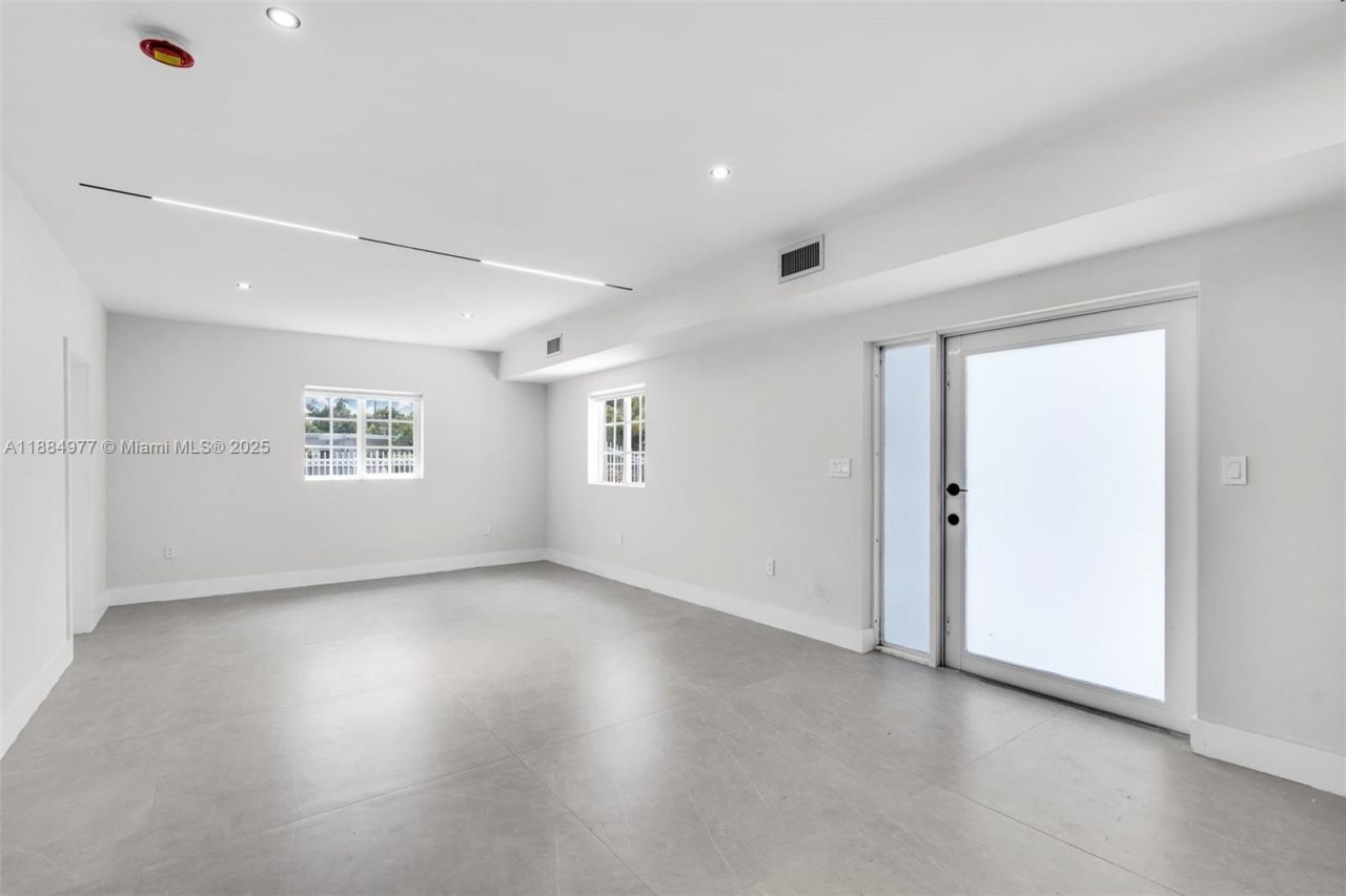 323 NW 104th Ter, Miami, FL 33150 Photo