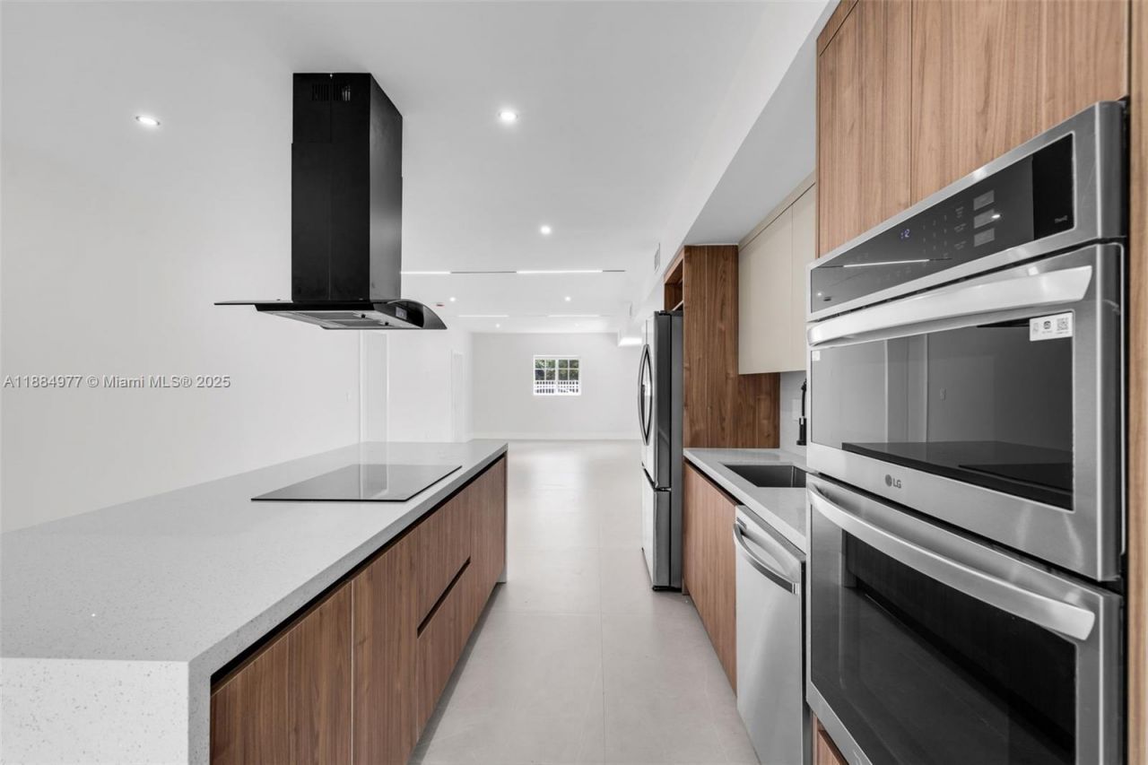 323 NW 104th Ter, Miami, FL 33150 Photo