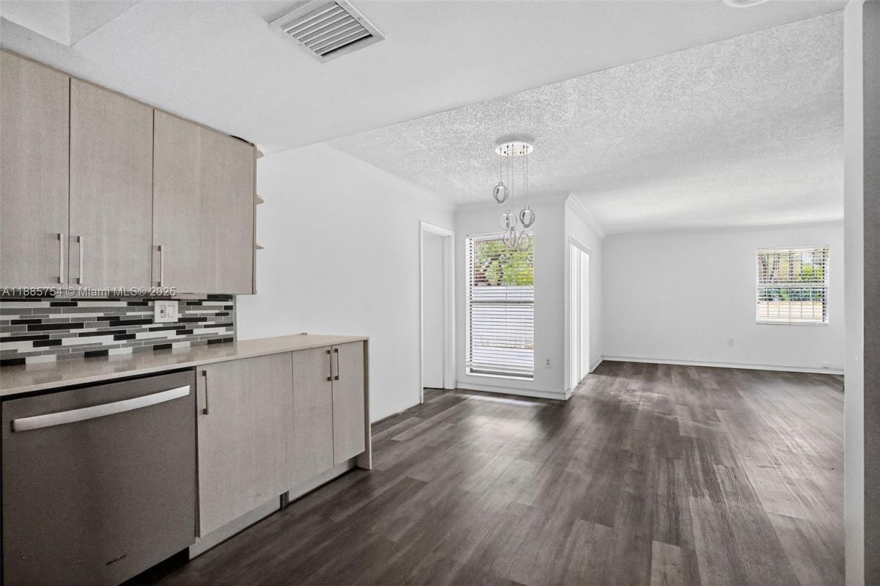 10837 NW 7th St, Unit 11-11, Miami, FL 33172 Photo