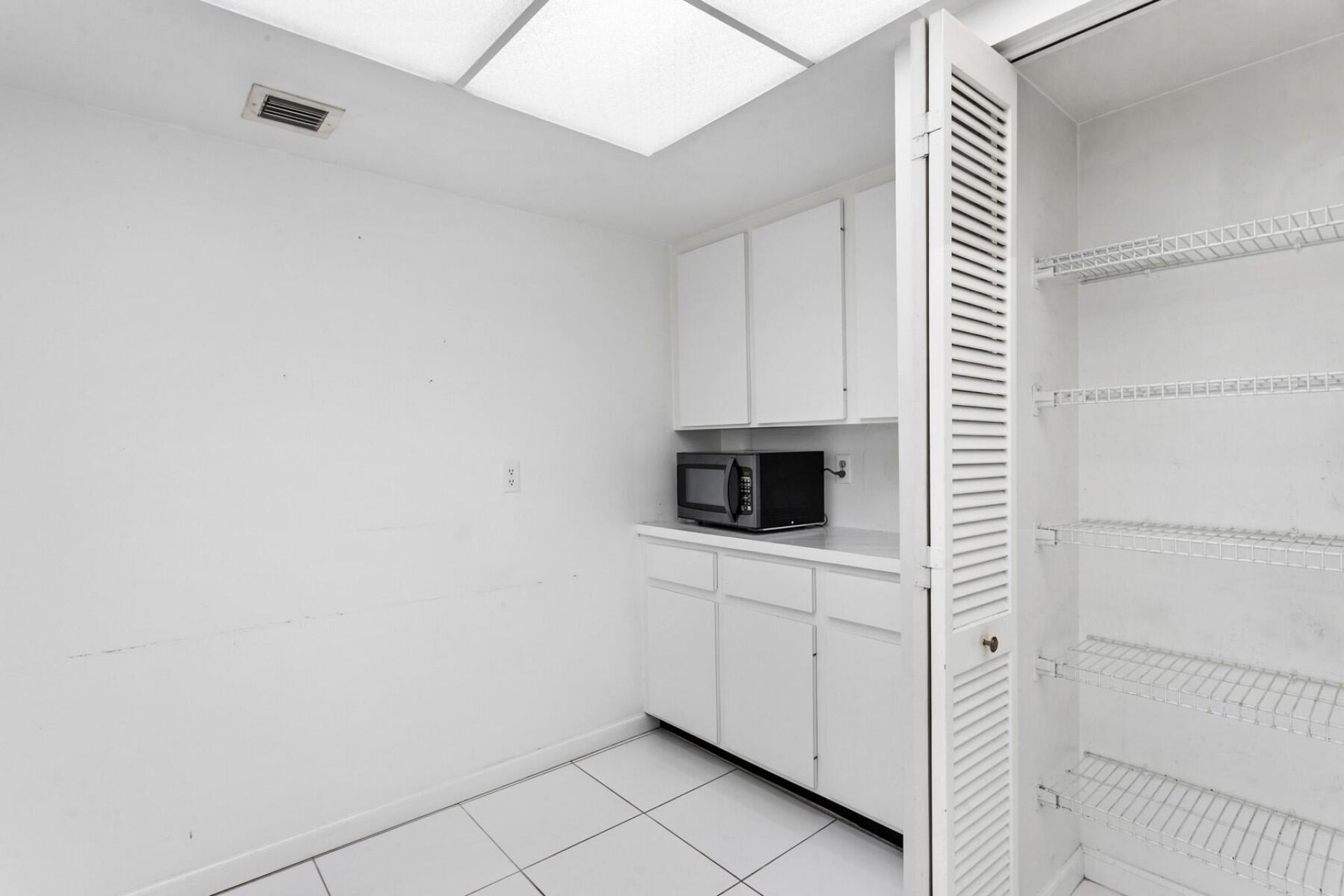 2425 Presidential Way, Unit 1703, West Palm Beach, FL 33401 Photo