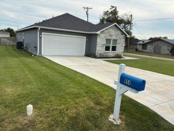 954 E Salty ST, Thorndale, TX 76577