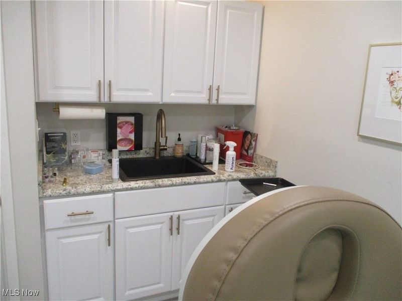 880 Mull Avenue, Akron, OH 44313 Photo 9
