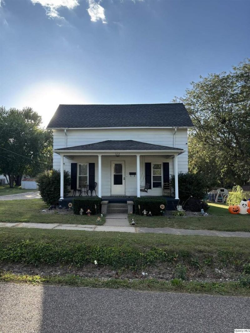 212 S First, Carthage, IL 62321 Main Photo