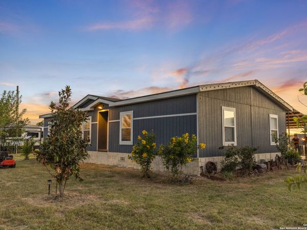 14453 Fm 472, Devine, TX 78016