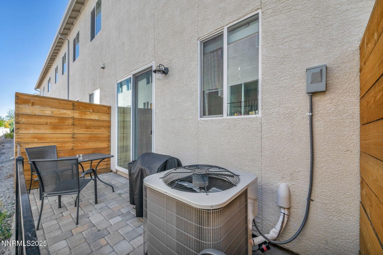 585 Logan Jacob Lane, Reno, NV 89503 Photo