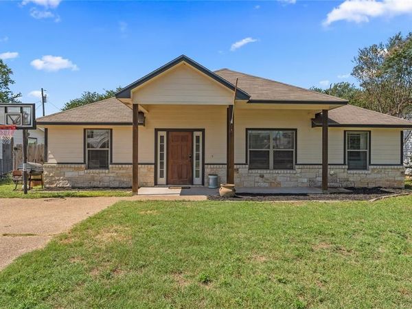1015 S Adams Street, McGregor, TX 76657