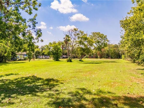 404 8th Street , Palacios, TX 77465