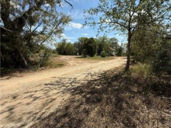 7555 Gin Road, Marion, TX 78124