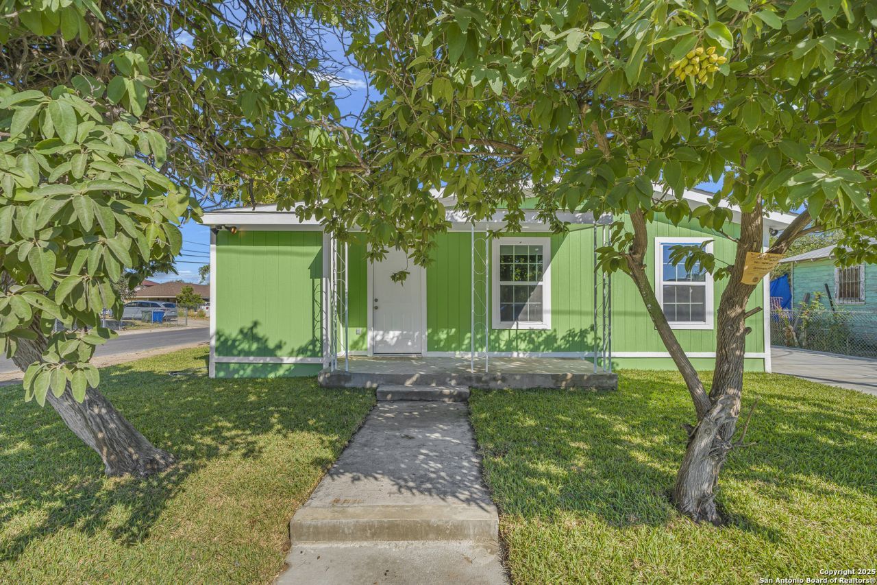 2320 Burnside St, Laredo, TX 78040 Main Photo