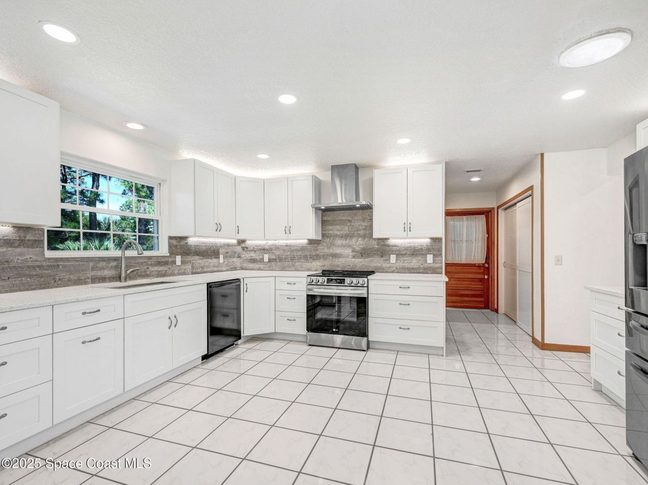 6570 Whispering Pines Lane, Grant, FL 32949 Photo