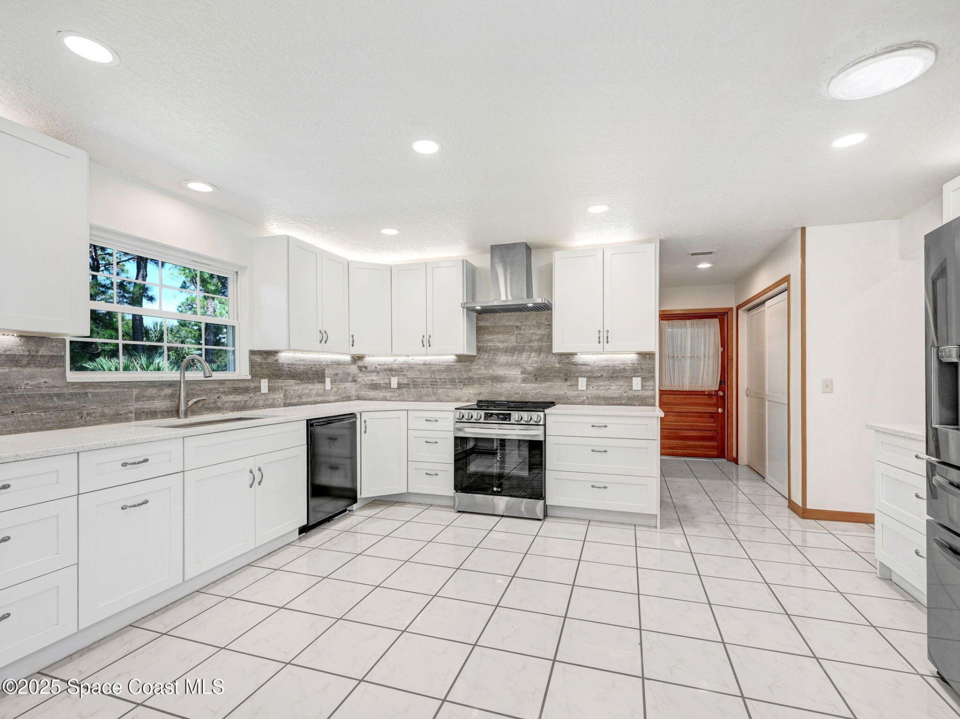 6570 Whispering Pines Lane, Grant, FL 32949 Photo