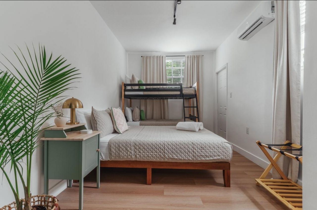 1153 NE 158th St, North Miami Beach, FL 33162 Photo