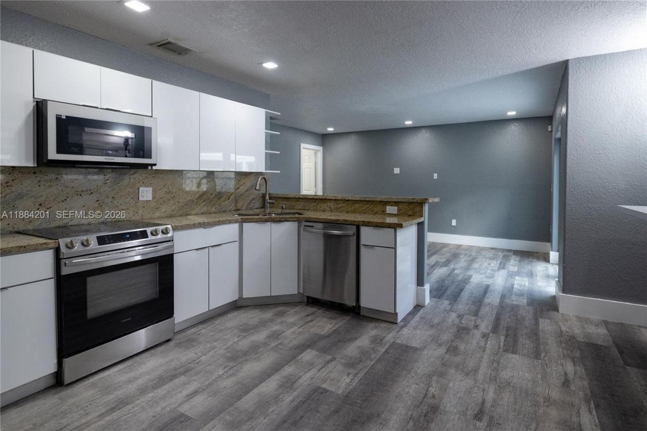 15981 SW 54th Ter, Miami, FL 33185 Photo