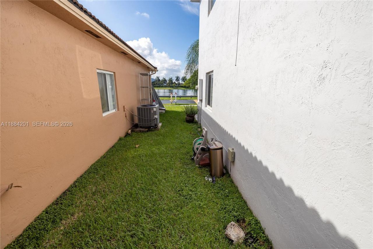 15981 SW 54th Ter, Miami, FL 33185 Photo