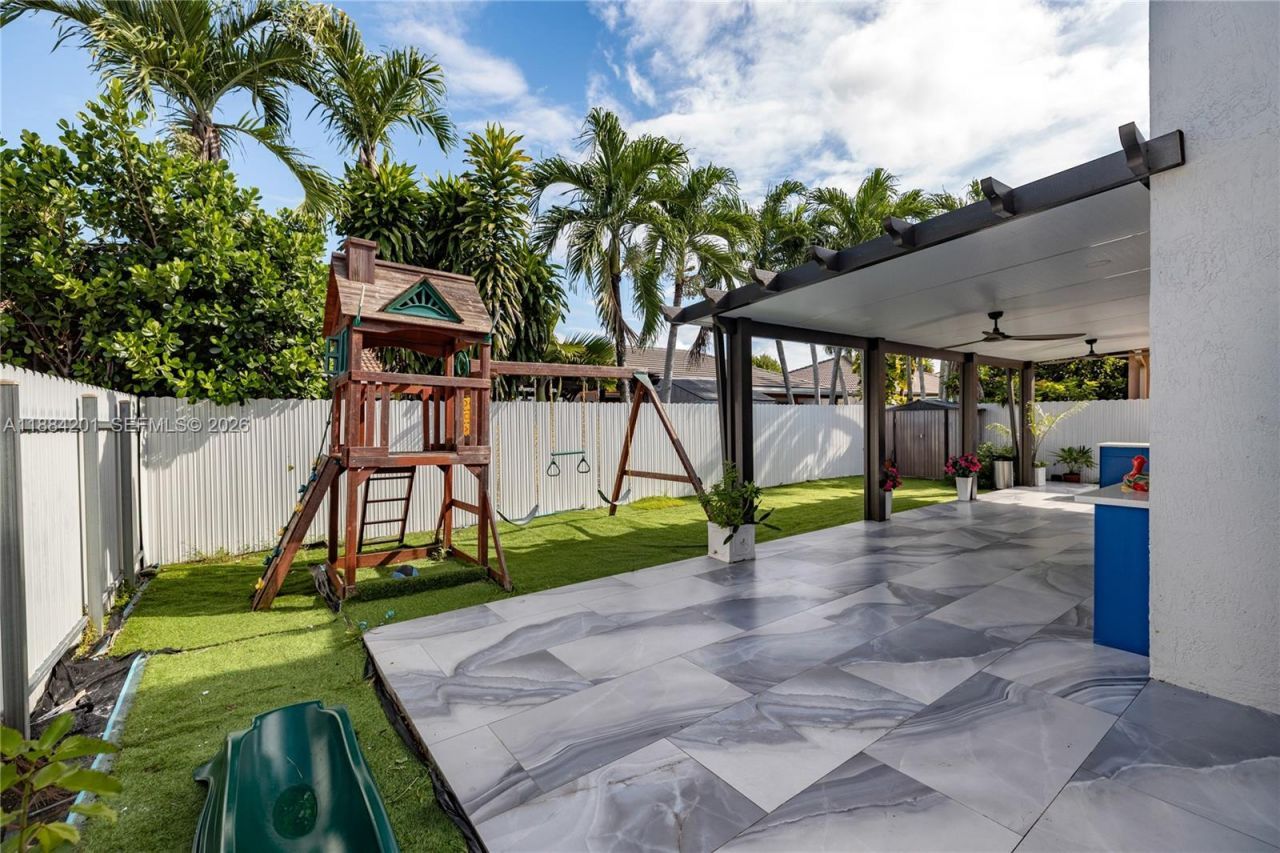 15981 SW 54th Ter, Miami, FL 33185 Photo