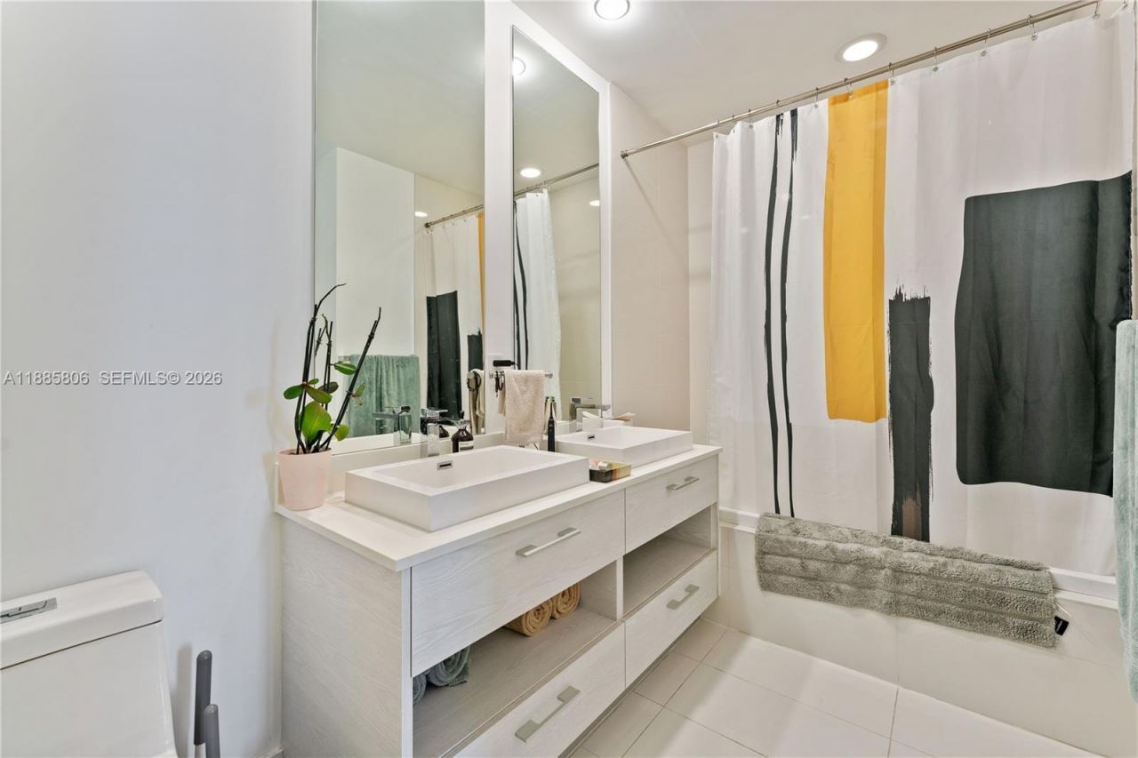 45 SW 9th St, Unit 4205, Miami, FL 33130 Photo