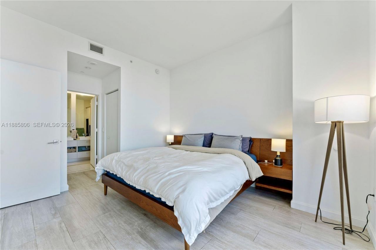 45 SW 9th St, Unit 4205, Miami, FL 33130 Photo