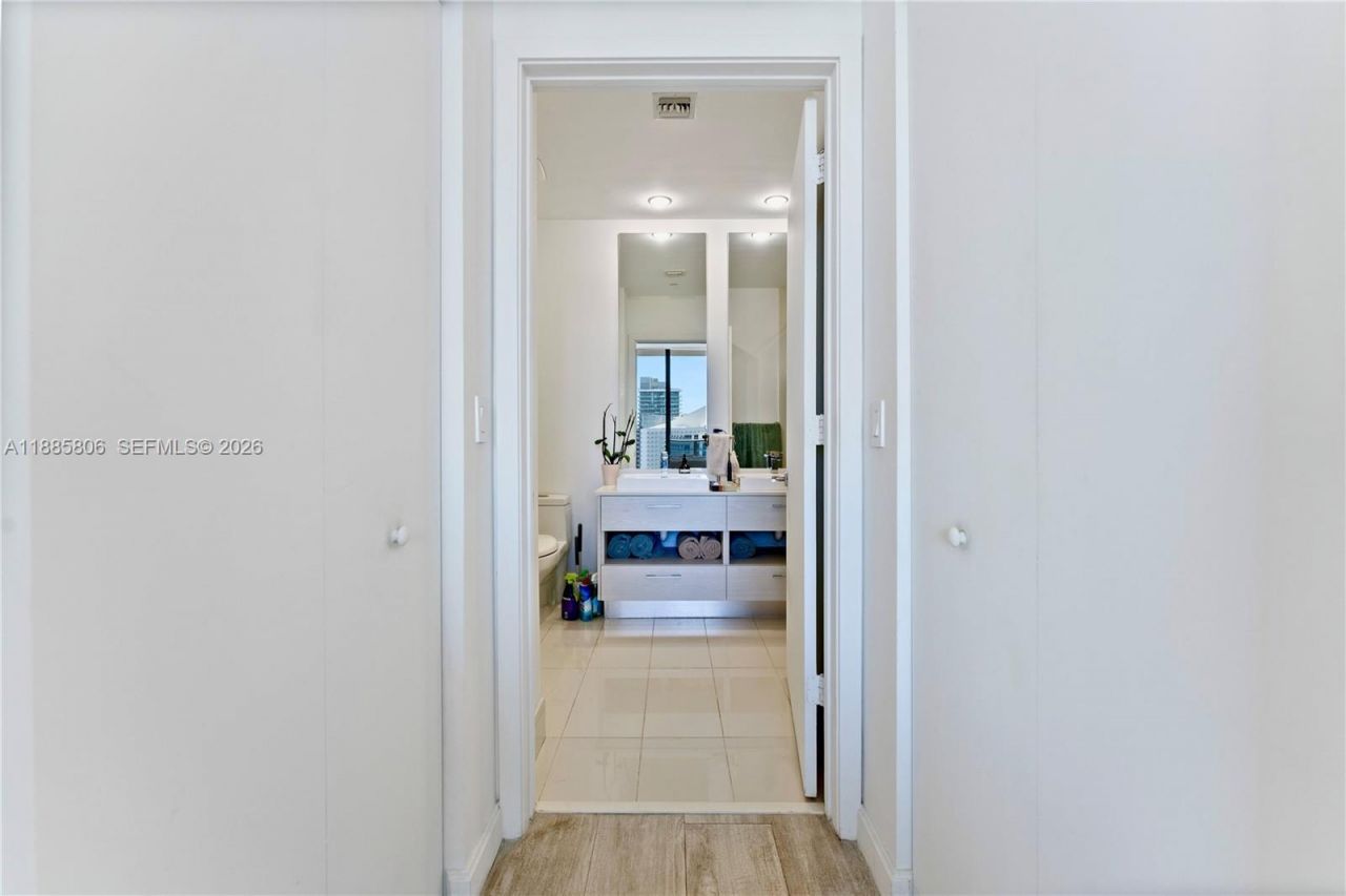 45 SW 9th St, Unit 4205, Miami, FL 33130 Photo