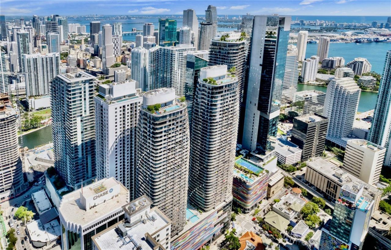 45 SW 9th St, Unit 4205, Miami, FL 33130 Photo