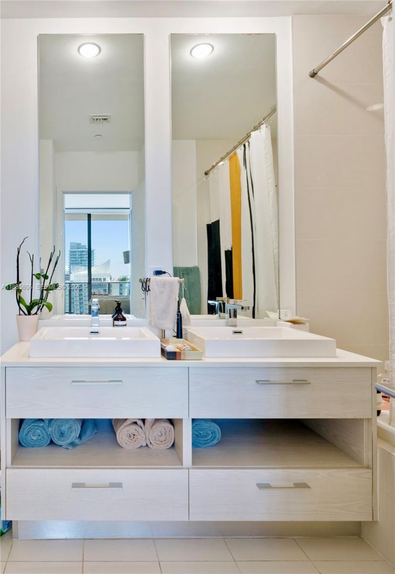 45 SW 9th St, Unit 4205, Miami, FL 33130 Photo