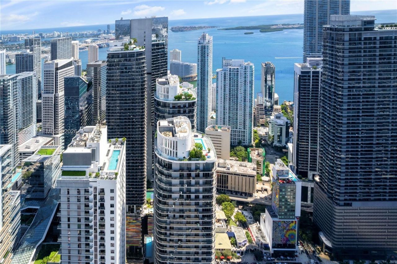 45 SW 9th St, Unit 4205, Miami, FL 33130 Photo