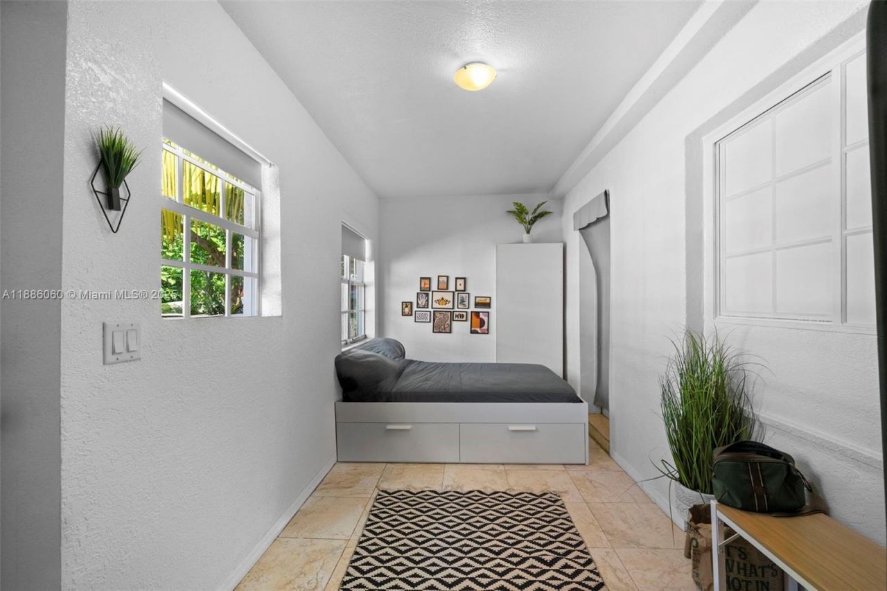 555 NE 73rd St, Miami, FL 33138 Photo