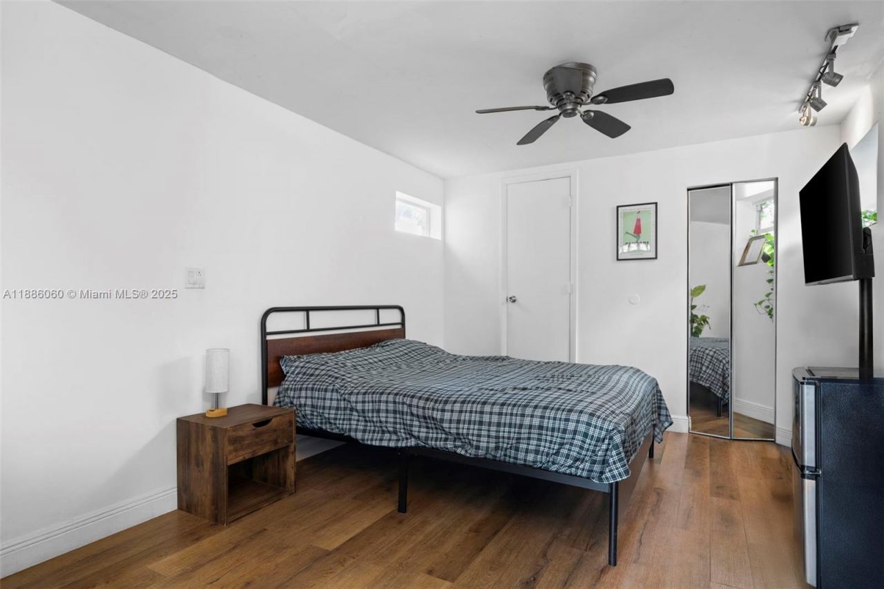 555 NE 73rd St, Miami, FL 33138 Photo