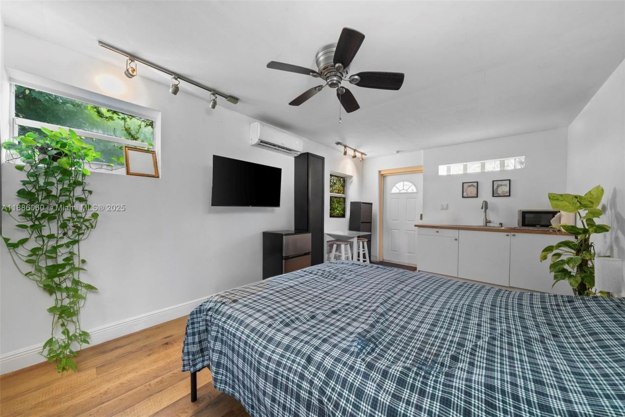 555 NE 73rd St, Miami, FL 33138 Photo