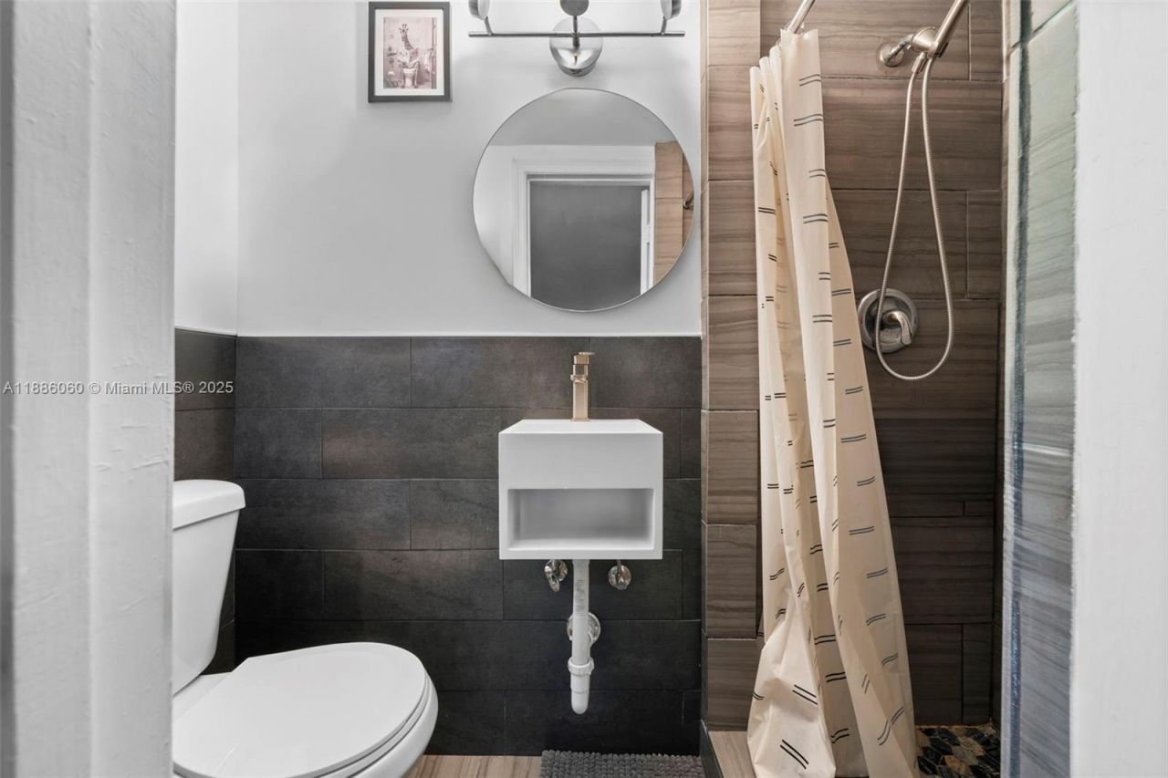 555 NE 73rd St, Miami, FL 33138 Photo