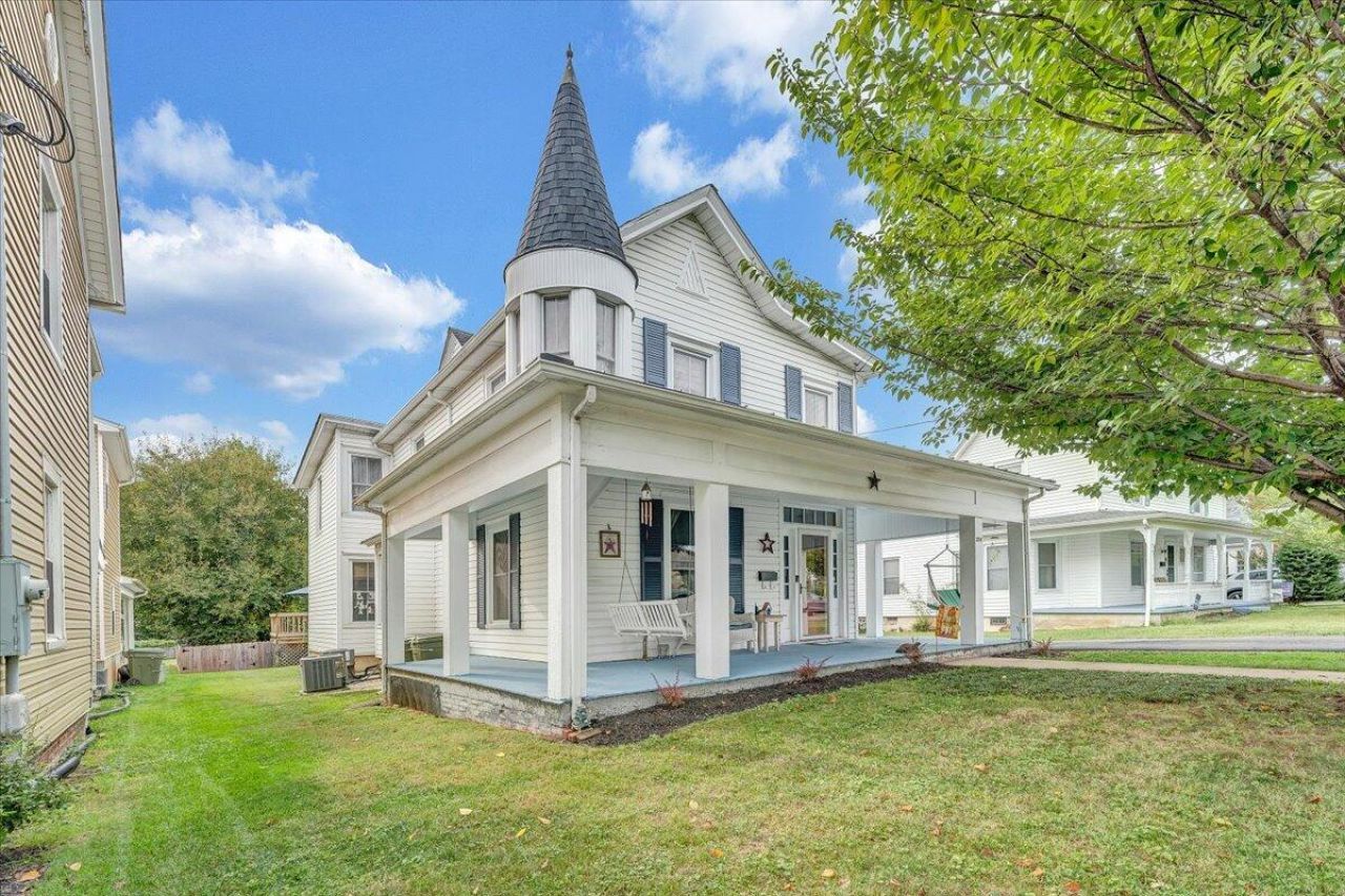 219 Academy St, Salem, VA 24153 Main Photo