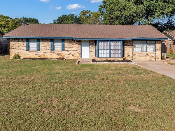 212 Mountain View Drive, Azle, TX 76020