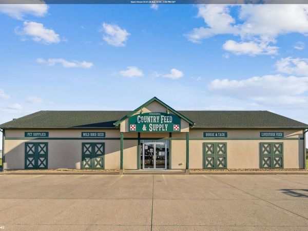 3620 Flint Ridge Dr, Burlington, IA 52601